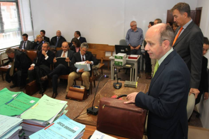 El abogado de la Asociación de Víctimas, Martín Ochoa (D), antes de iniciarse la vista previa en el Juzgado de Instrucción y Primera Instancia número 1 de Palencia-Ical