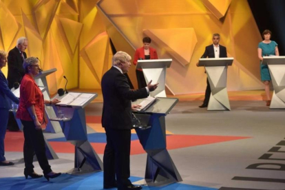 Momento del debate organizado por la BBC, con Boris Johnson interviniendo y Sadiq Khan (arriba, segundo por la derecha) escuchando con atención, en Londres, este martes.-EFE / BBC