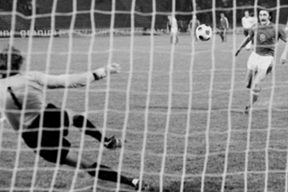 Belgrado, 20 de junio de 1976: Maier se vence a su izquierda y el balón tocado por Panenka cae en parábola y proclama a Checoslovaquia campeona de Europa.-