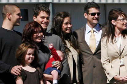 La familia de Sarah Palin (derecha) en una foto del 2008. El de la izquierda es el hijo mayor Track, mientras que el segundo por la derecha (con jafas de sol) es Todd.-REUTERS / JOHN GRESS
