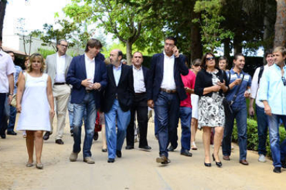 Una comitiva soriana, encabezada por el alcalde, Esther Pérez y Rosa Romero, acompañaron a Rubalcaba en su visita a la capital. . / ÁLVARO MARTÍNEZ-