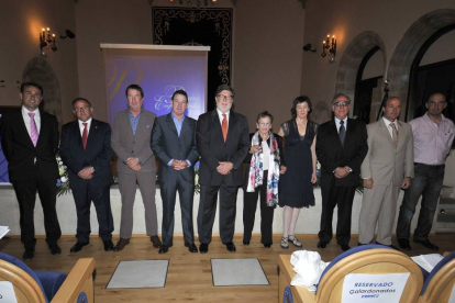 Foto de familia de los premiados ayer en la Gala de los Empresarios de la patronal soriana.-VALENTÍN GUISANDE