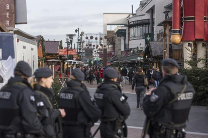Varios policías vigilan la zona del centro comercial Centro en Oberhausen, Alemania, ayer.-EFE/Bernd Thissen