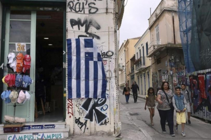 Exterior de una tienda en el barrio de Plaka, en el centro de Atenas, el 3 de mayo.-EFE / SIMELA PANTZARTZI