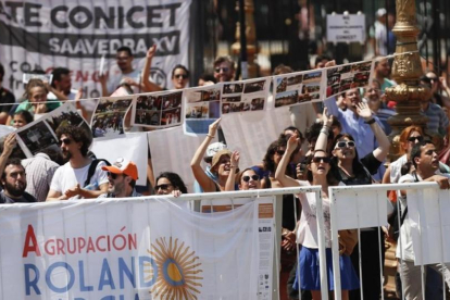 Un grupo de personas protestan contra Macri, en el exterior del Congreso, durante la inauguración del período de sesiones ordinarias, el 1 de marzo, en Buenos Aires.-DAVID FERNÁNDEZ