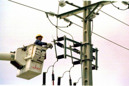 Un equipo técnico repara un poste de electricidad-JOAN PUIG