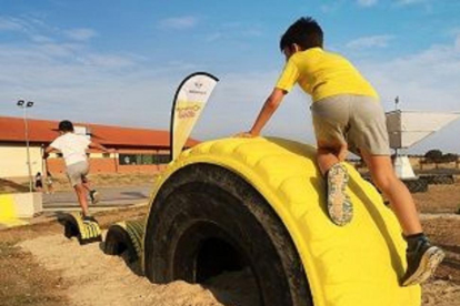 Renault da vida al primer parque infantil sostenible con neumáticos reciclados-E.M.