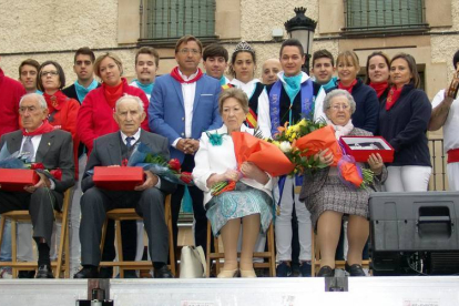 El alcalde de Ólvega, Gerardo Martínez, y la comisión de fiestas junto a los mayores homenajeados ayer en Ólvega.-MARTÍN