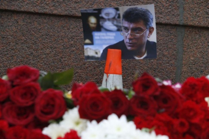 Flores en memoria de Nemtsov en el lugar donde se produjo el asesinato, en Moscú.-SERGEI KARPUKHIN / REUTERS