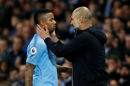 Gabriel Jesús junto a Pep Guardiola.-JASON CAIRNDUFF (REUTERS)