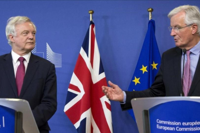 El jefe negociador británico del 'brexit', David Davis (izquierda), y el europeo, Michel Barnier, en el inicio de las conversaciones, el 19 de junio en Bruselas.-VIRGINIA MAYO
