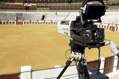 Cámara de televisión ya situada para la retransmisión de una corrida de toros en el coso de Valladolid.-NACHO GALLEGO