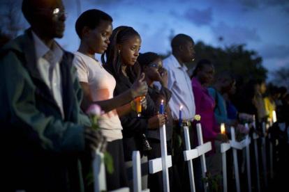 Ciudadanos kenyanos sujetan velas en recuerdo de las víctimas de la masacre de Garissa, donde murieron 148 estudiantes.-Foto: AP