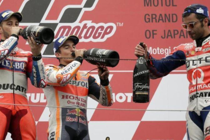 Andrea Dovizioso, Marc Márquez y Danilo Petrucci, en el podio del GP de Japón.-EFE / KIMIMASA MAYAMA