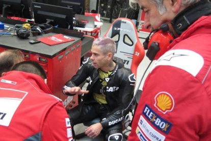 Álvaro Bautista habla con los ingenieros de Ducati, en el test de Valencia.-EMILIO PÉREZ DE ROZAS