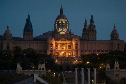 La señal de Batman, proyectada sobre la cúpula principal del Museo Nacional de Arte de Catalulña.-JORDI COTRINA
