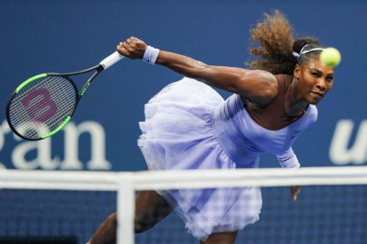 Serena Williams devuelve a Anastasija Sevastova, durante la semifinal del Abierto de EEUU.-