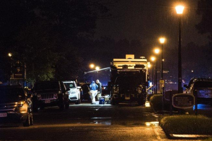 Ambulancias y coches de policía en el lugar de la masacre, en Virginia.-EPA
