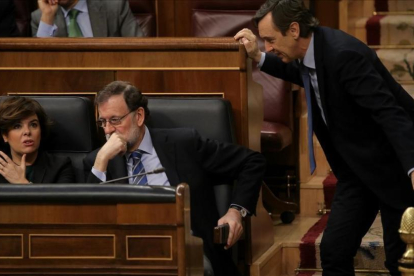 Rajoy conversa con Sáenz de Santamaría y Hernando durante la sesión de control.-JOSÉ LUIS ROCA