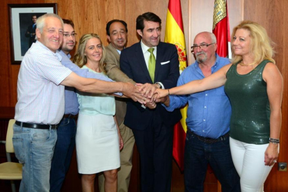 Representantes municipales de Yanguas, Salduero, Noviercas, Navalcaballo y Almarza estrechan las manos con López y Suárez-Quiñones.-ÁLVARO MARTÍNEZ