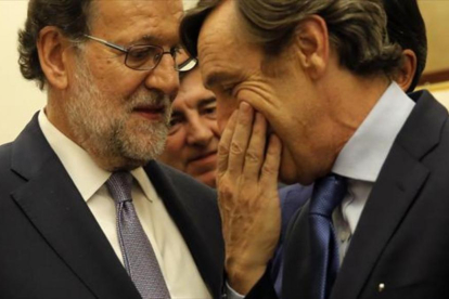 Mariano Rajoy (izquierda) y Rafael Hernando, en el pleno de investidura, en agosto.-JOSÉ LUIS ROCA