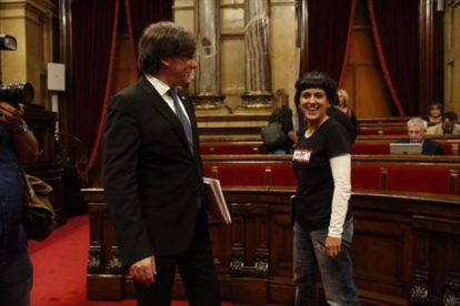 Carles Puigdemont y Anna Gabriel en el Parlament .-JULIO CARBÓ