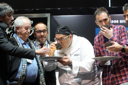 Luis Rey junto al chef Andrea Tubarello y dos de los miembros de la procuctora ATTIC Films que comparten los dos lotes subastados de la trufa negra de Soria, acompañados por los cocineros, Juan María Arzak y Paco Roncero.-HDS
