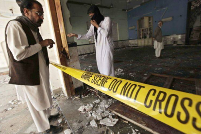 Policías paquistanís inspeccionan el lugar donde se produjo un ataque terrorista de los talibanes.-Foto: EFE / BILAWAL ARBAB