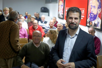 El secretario regional del PSOE, Luis Tudanca, ayer, durante la  reunión con afiliados y simpatizantes en Salamanca.-ICAL