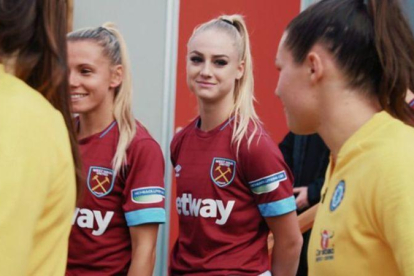 Alisha Lehmann, del Aston Villa (de rojo en el centro) sonríe a su novia, Ramona Bachmann, antes de enfrentarse.-BBC