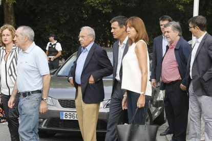 El secretario general del PSOE, Pedro Sánchez, junto al socialista Alfonso Guerra; la secretaria general de los socialistas vascos, Idoia Mendia; el exlehendakari vasco Patxi López y otros dirigentes del partido como Jesús Eguiguren, a su llegada al cemen-Foto: EFE / GORKA ESTRADA