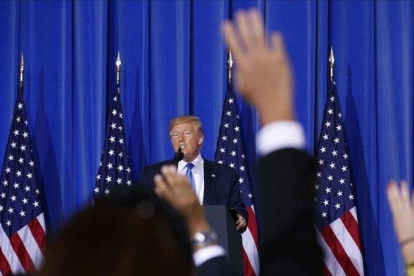 Periodistas levantan la mano para preguntar al presidente de EEUU, Donald Trump, en la rueda de prensa posterior a la clausura del G-20 en Osaka.-AP /JACQUELYN MARTIN / POOL