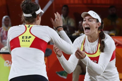 Liliana Fernández y Elsa Baquerizo se abrazan en su partido bajo la lluvia ante las brasileñas Ágatha y Bárbara en Copacabana.-EFE / SRDJAN SUKI