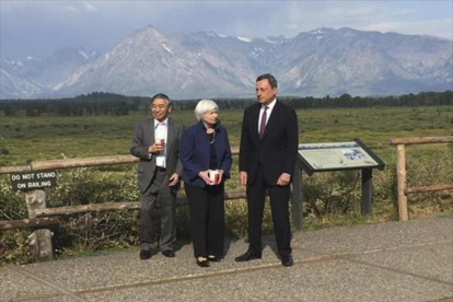 Janet Yellen (Reserva Federal), Mario Draghi (BCE) y Haruhiko Kuroda (Banco de Japón), en el reciente encuentro de Jackson Hole.-AP / MARTIN CRUTSINGER