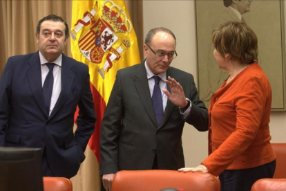 El gobernador del Banco de España, Luis Maria Linde, conversa con la presidenta de la Comisión del Pacto de Toledo, Celia Villalobos, en febrero.-