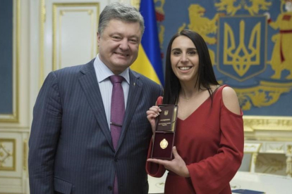 Petro Poroshenko, presidente de Ucrania, con Jamala, flamante vencedora del Festival de Eurovisión.-Mykhailo Markiv