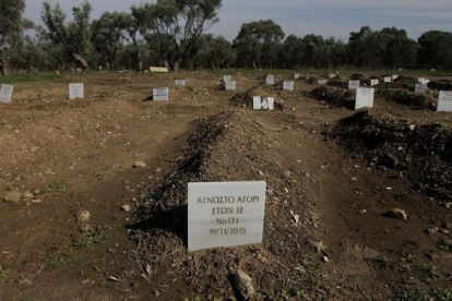Tumba de un niño de 12 años ahogado, sin identificar, en una explanada en la isla de Lesbos.-EFE / ORESTIS PANAGIOTOU