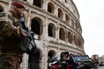Un soldado italiano frente al Colíseo.-AFP / VINCENZO PINTO