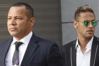 Neymar, padre e hijo, en una comparecencia en la Audiencia Nacional-AGUSTÍN CATALÁN