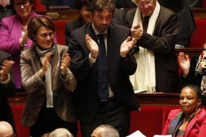 Diputados franceses aplauden a la ministra de Justicia, Christiane Taubira (derecha), antes de votar la ley, este martes en París.-CHARLES PLATIAU / REUTERS