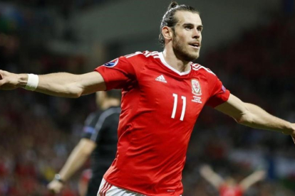 Bale celebra el 0-3 que cerró el marcador ante Rusia.-EFE / RUNGROJ YONGRIT