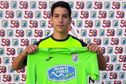 Andrew Das Neves con la camiseta del Almazán.-D.S.