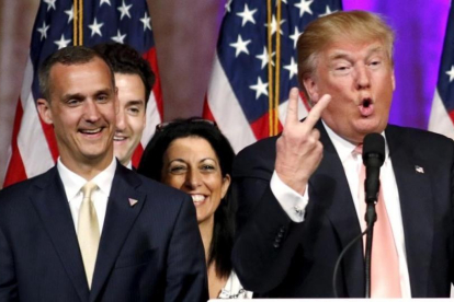 En candidato republicano a la Casa Blanca, Donald Trump, con su jefe de campaña, Corey Lewandowski.-REUTERS / JOE SKIPPER