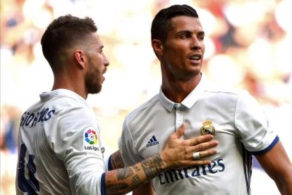 Sergio Ramos felicita a Cristiano Ronaldo tras su gol a Osasuna.-GERARD JULIEN / AFP