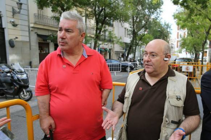 El presidente y el vicepresidente de la Asociación de Víctimas de la Talidomida en España, José Riquelme y Rafael Basterrechea, este miércoles ante el Tribunal Supremo.-EFE/MARISCAL