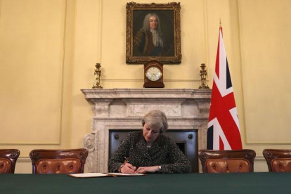 Theresa May notifica por carta a la UE el inicio del Brexit.-