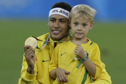 Neymar junto a su hijo Davi Lucca posando con la medalla de oro olímpica en Maracaná.-AP / LEO CORREA