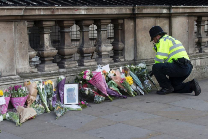 Recuerdo a las víctimas del atentado de Londres en el puente de Westminster, el 23 de marzo, un día después de la tragedia.-JOEL FORD