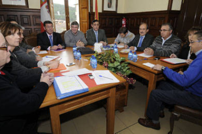 Presidentes de las diputaciones de Soria y Burgos y los alcaldes de Pinares en la reunión. / U. S. -