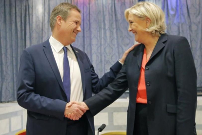 Nicolas Dupont-Aignat y Marine Le Pen, en la formalización de su pacto.-AE Michel Eule